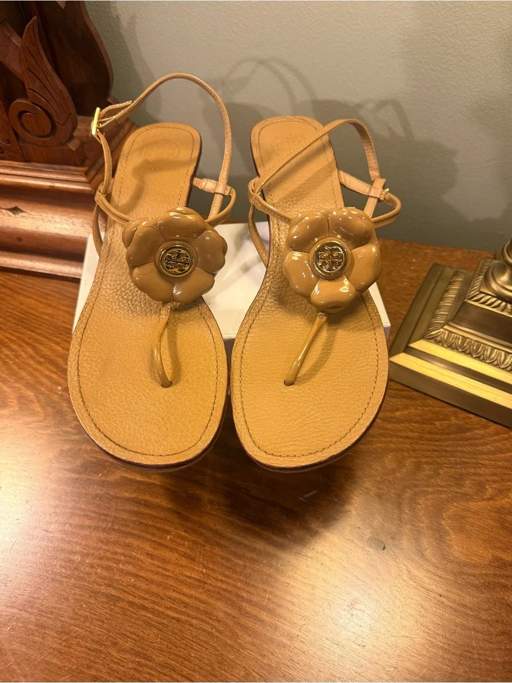 Tory Burch Shelby Flower Thong Wedge Sandals tan Leather gold Size 10.5 MSRP 328